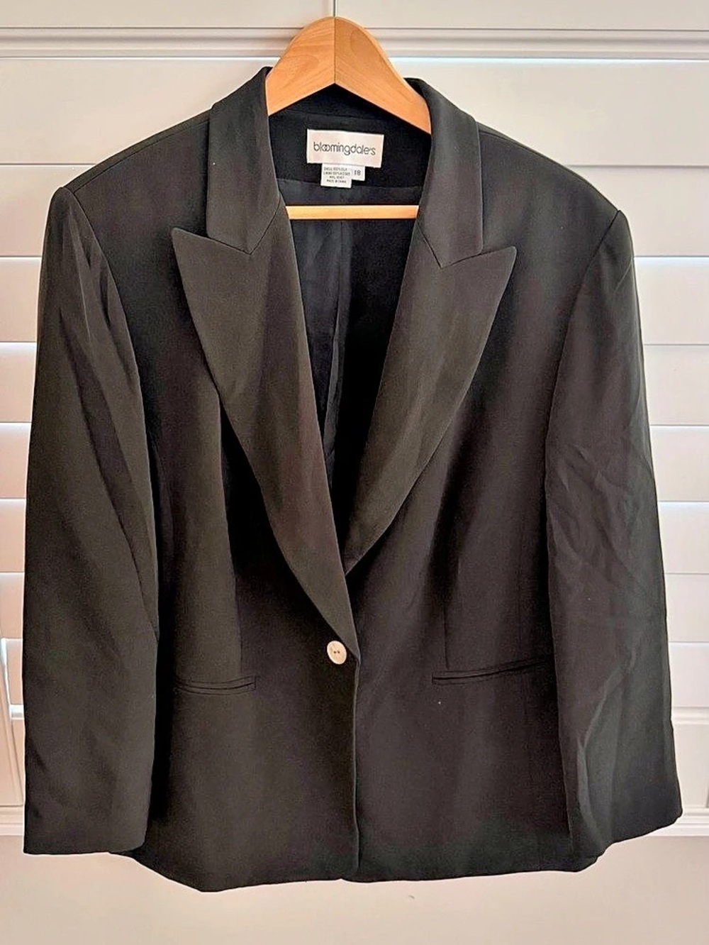 Bloomingdale’s Black  100% Silk Blazer – Size 18, Y2K style